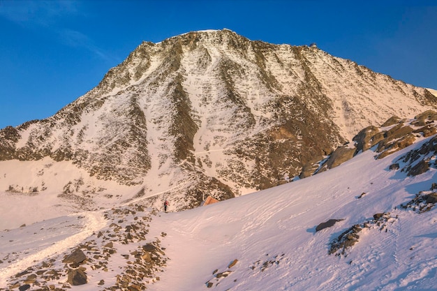 Uitzicht op Grand couloir bij zonsondergang in de Franse Alpen