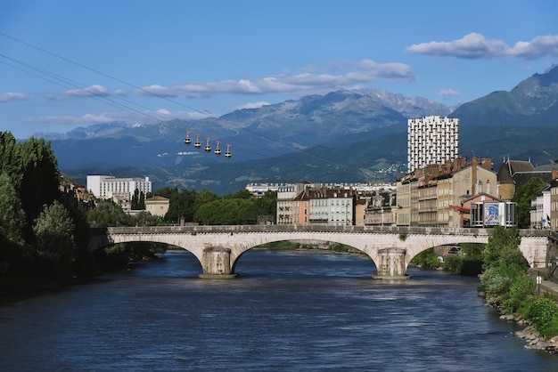 Uitzicht op Grenoble vanaf de brug over de rivier de Isere