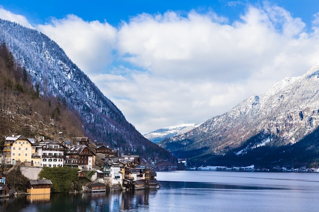 uitzicht op Hallstat stad aan het meer en de bergen