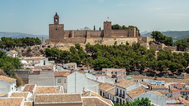 Uitzicht op het Alcazaba van Antequera is een Moors fort in Spanje. Kasteel middeleeuws in Malaga. De Arabische bouw van de vestingsarchitectuur tussen de heuvels in Andalusië.