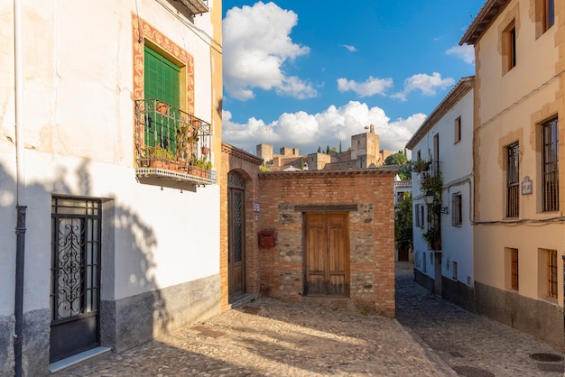 uitzicht op het Alhambra vanaf een straat in de wijk Albaicin, Granada