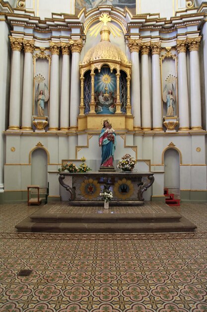 Foto uitzicht op het altaar in de kerk