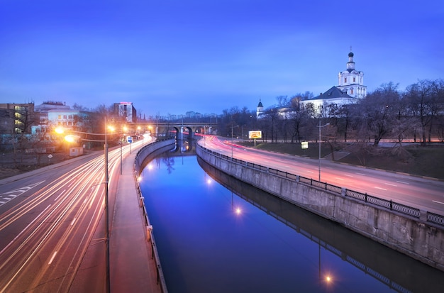 Uitzicht op het Andronikov-klooster en de Yauza-rivier in Moskou