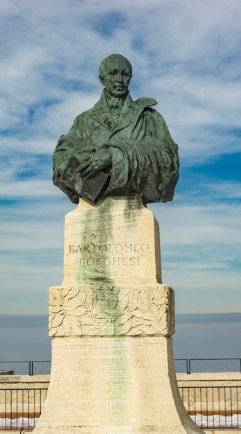 Uitzicht op het Bartolomeo Borghesi-monument in San Marino