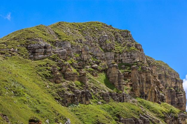 Uitzicht op het bergplateau in de wolken in de zomer in de Noord-Kaukasus in Rusland.