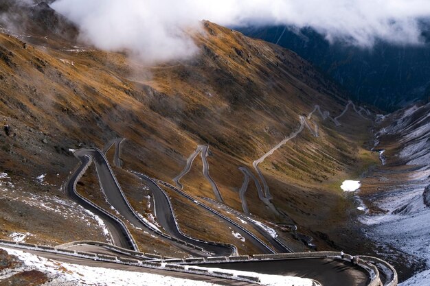 Foto uitzicht op het beroemde bezienswaardigheid van de passo dello stelvio in italië behang