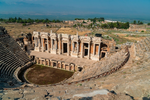 Uitzicht op het beroemde theater van Hierapolis in Pamukkale