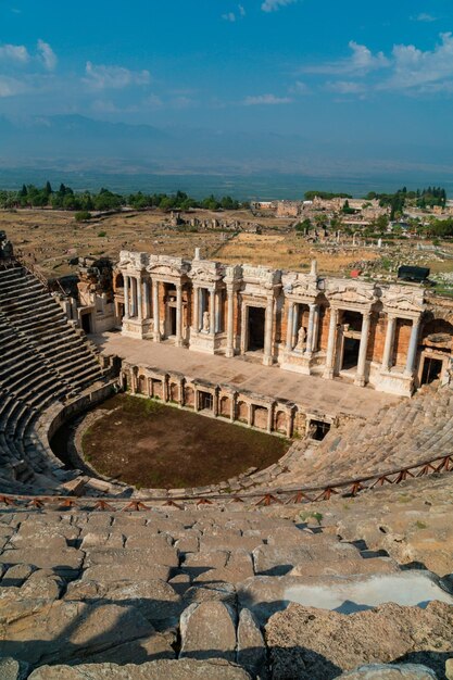 Uitzicht op het beroemde theater van Hierapolis in Pamukkale