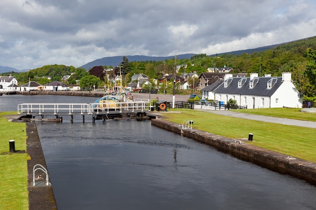 Uitzicht op het Caledonian Canal bij Corpach in Schotland