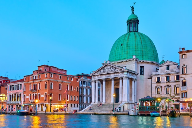 Uitzicht op het Canal Grande en de kerk van San Simeone Piccolo in Venetië, Italië