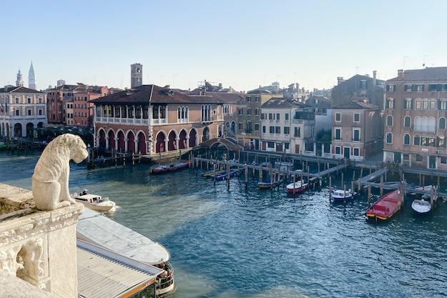 Uitzicht op het Canal Grande vanaf de Rialtobrug in Venetië