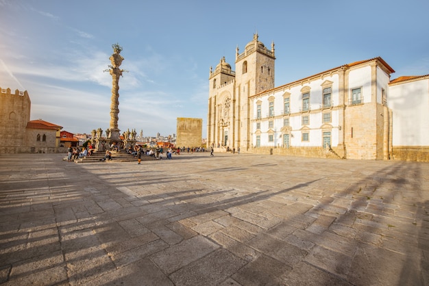 Uitzicht op het centrale plein met de Se-kathedraal en de Manuelijnse zuil in de stad Porto, Portugal