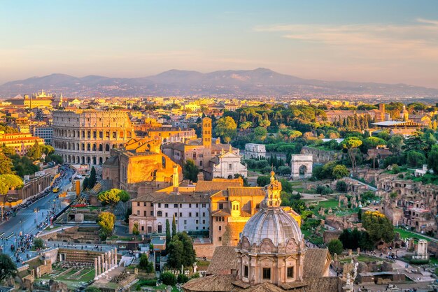 Uitzicht op het centrum van Rome bij zonsondergang in Italië