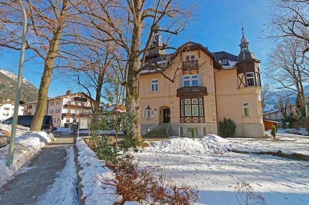 Uitzicht op het charmante huis in het Beierse dorp Garmisch-Partenkirchen op een zonnige winterdag. Garmisch-Partenkirchen is een bergresort in Beieren, Zuid-Duitsland, in het hart van de Alpen