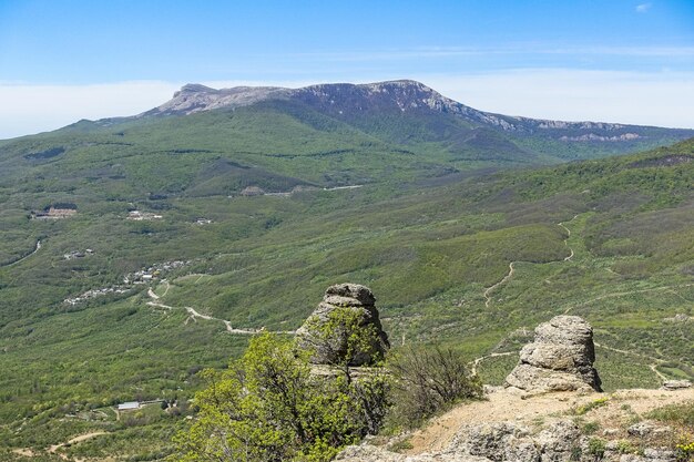 Uitzicht op het ChatyrDag-plateau vanaf de top van het Demerdzhi-gebergte op de Krim, Rusland