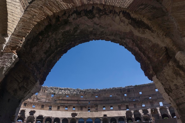 Uitzicht op het Colosseum in Rome, Italië Het Colosseum is een van de meest populaire toeristische attracties in Rome