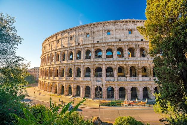 Uitzicht op het Colosseum in Rome met blauwe hemel Italië Europa