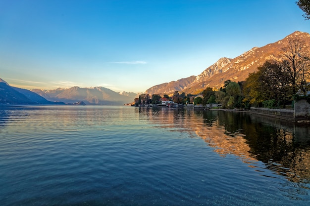 Uitzicht op het Comomeer vanaf Mandello del Lario Italië