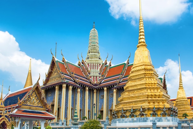 Uitzicht op het complex van de Tempel van de Smaragdgroene Boeddha in Bangkok