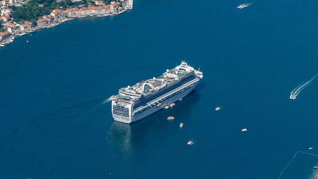 Uitzicht op het cruiseschip op zee.