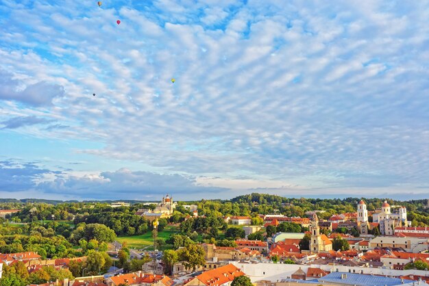 Uitzicht op het dak op de oude stad en torens van kerken van Vilnius, Litouwen