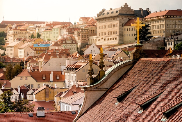 Uitzicht op het dak over praag vanaf de sint-nicolaaskerk.