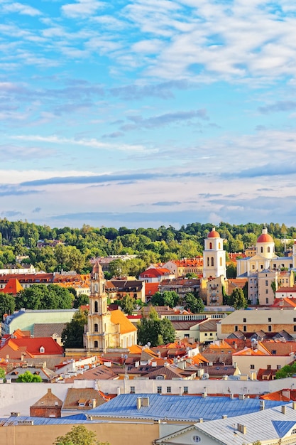 Uitzicht op het dak van de oude stad en torens van kerken in Vilnius, Litouwen