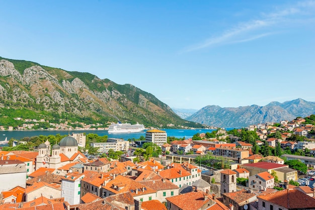 Foto uitzicht op het dak van kotor