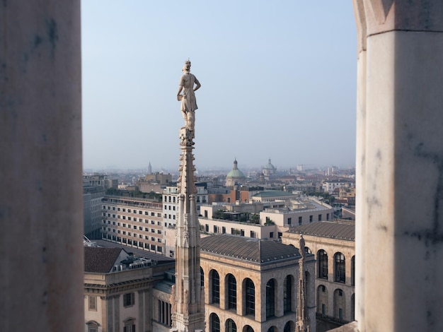 Uitzicht op het dak van Milaan bij zonsopgang met de prachtige gotische architectuur van de katholieke kathedraal Duomo Italië