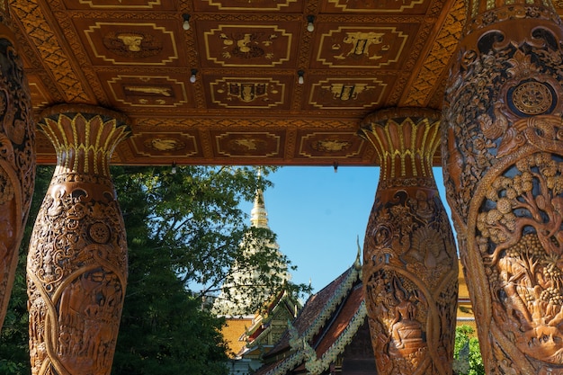 Uitzicht op het dak van tempels in wat pra dat Doi Suthep