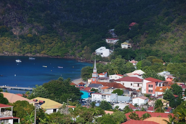 Uitzicht op het dorp en de baai bij het eiland Les Ansesd'Arlet, het dorp Martinique