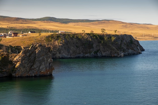 Uitzicht op het dorp Khuzhir vanaf Shamanka Rock aan het Baikalmeer op het eiland Olkhon in september, Siberië, Rusland.