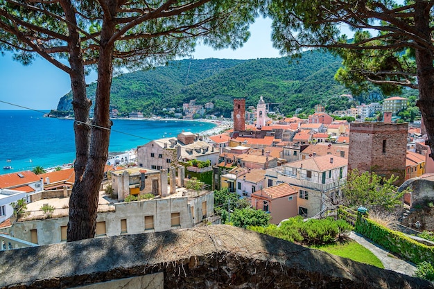 Uitzicht op het dorp Noli aan de Italiaanse Rivièra