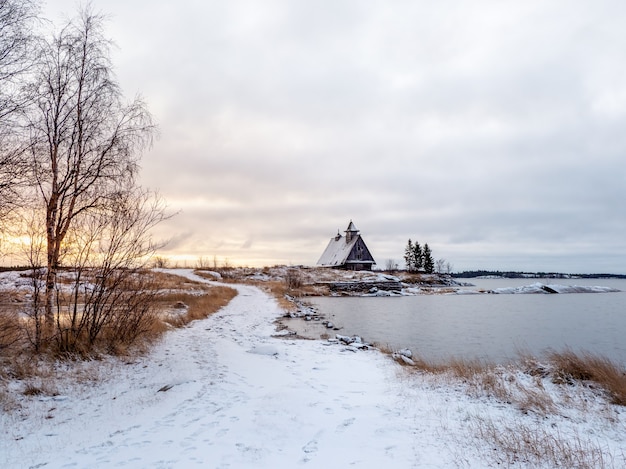 Uitzicht op het eiland met een houten oude vissershut