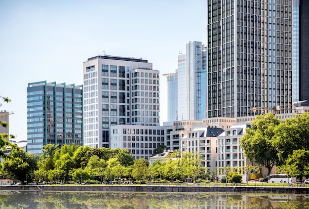 Uitzicht op het financiële district met de rivier de main in de stad frankfurt, duitsland