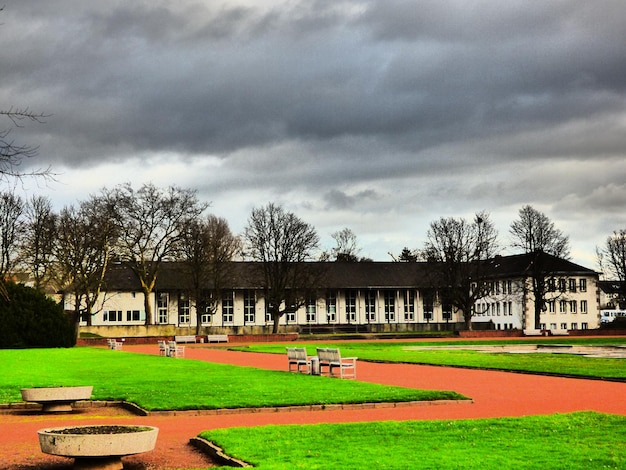 Foto uitzicht op het gebouw tegen een bewolkte hemel