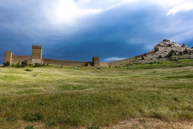 Uitzicht op het Genuese fort met een stormachtige lucht op de fortberg Sudak Crimea