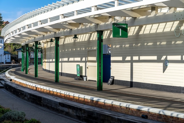 Foto uitzicht op het gerestaureerde treinstation van de haven in folkestone