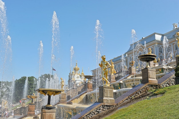 Uitzicht op het grand palace en de cascade van fonteinen in peterhof, rusland