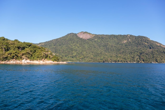 Uitzicht op het grote eiland Angra dos Reis in Rio de Janeiro, Brazilië