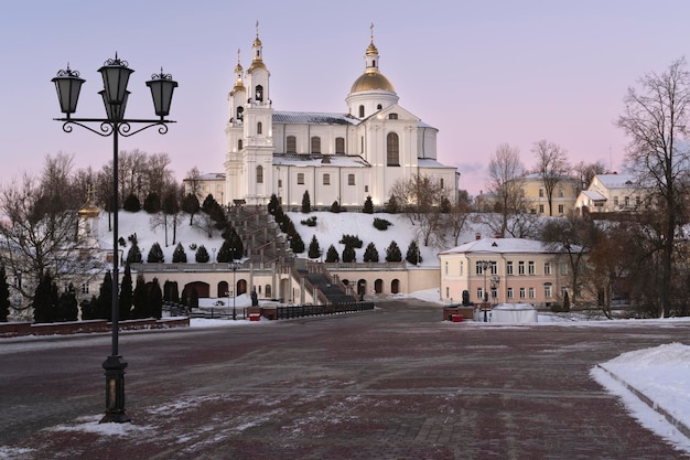 Uitzicht op het Heilige Geest-klooster en de Heilige Dormition-kathedraal op de Hemelvaartsberg op een winterdag vanaf Poesjkinstraat Vitebsk, Wit-Rusland