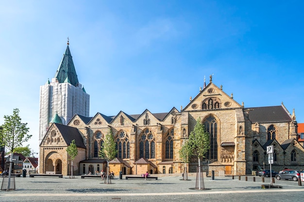 Uitzicht op het historische gebouw tegen de blauwe hemel