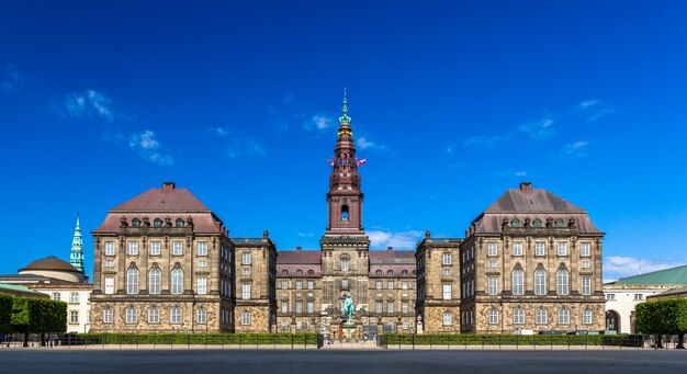 Foto uitzicht op het historische gebouw tegen de blauwe hemel