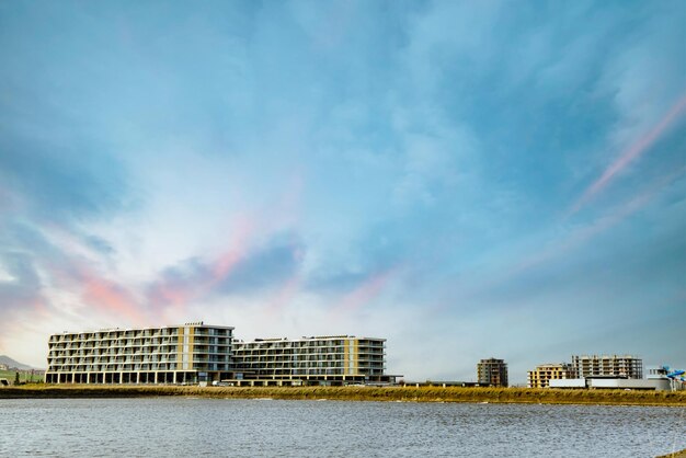 Uitzicht op het hotel staat op een schiereiland in de buurt van de Zwarte Zee tegen een bewolkte hemel