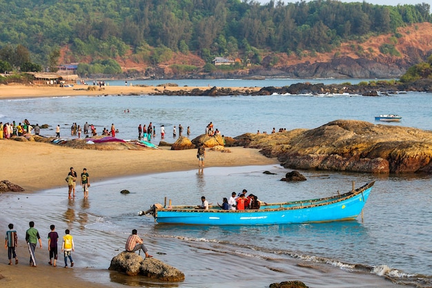 Uitzicht op het Indiase drukke strand in Goa. Indië.