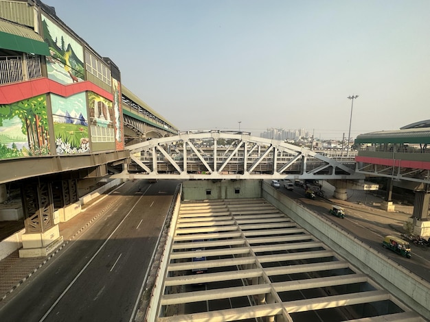 Uitzicht op het Indiase metrostation met de snelweg van punjabi bagh west