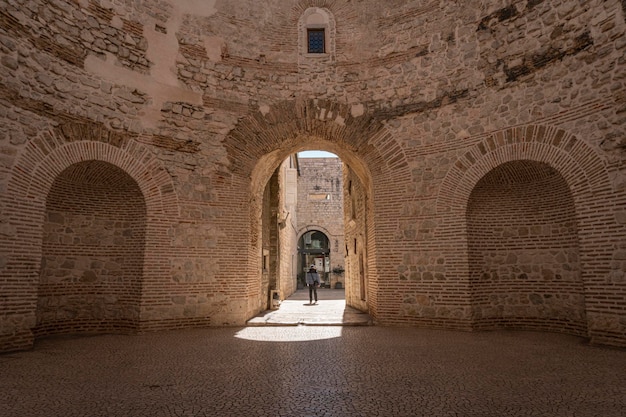 Uitzicht op het interieur van de vestibule van het paleis van Diocletianus in Split, Kroatië