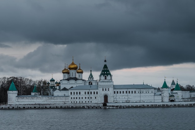 Uitzicht op het ipatiev-klooster in kostroma bij zonsondergang