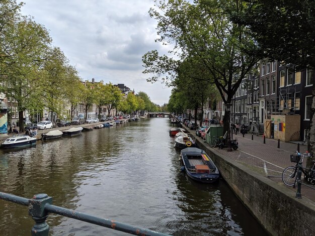 Uitzicht op het kanaal in de stad