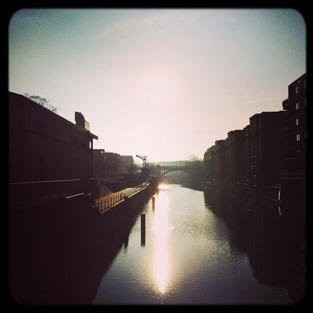 Uitzicht op het kanaal langs de gebouwen